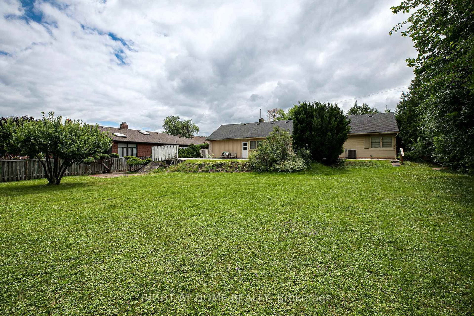 46 Roosevelt Drive • Richmond Hill, ON photo 5