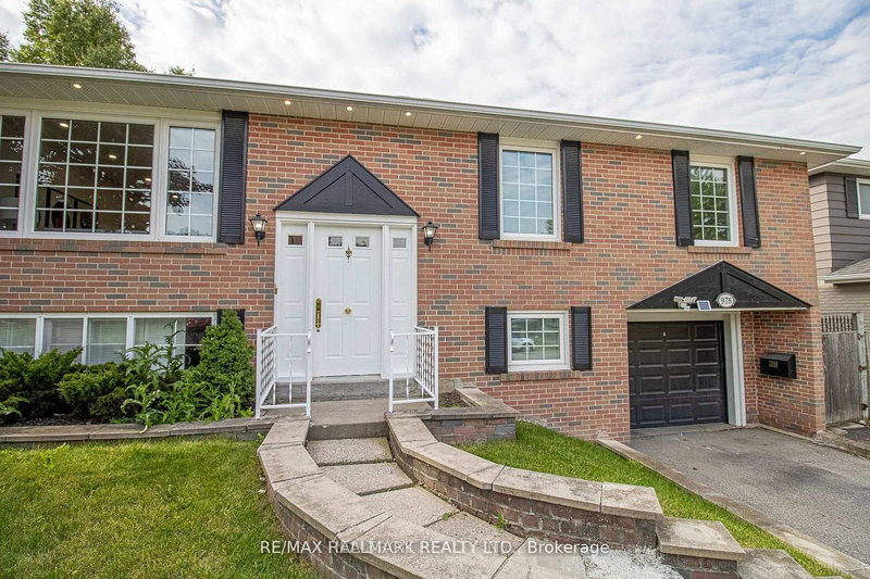 978 Wildwood Dr, Newmarket, L3Y 2B5 | Image 2