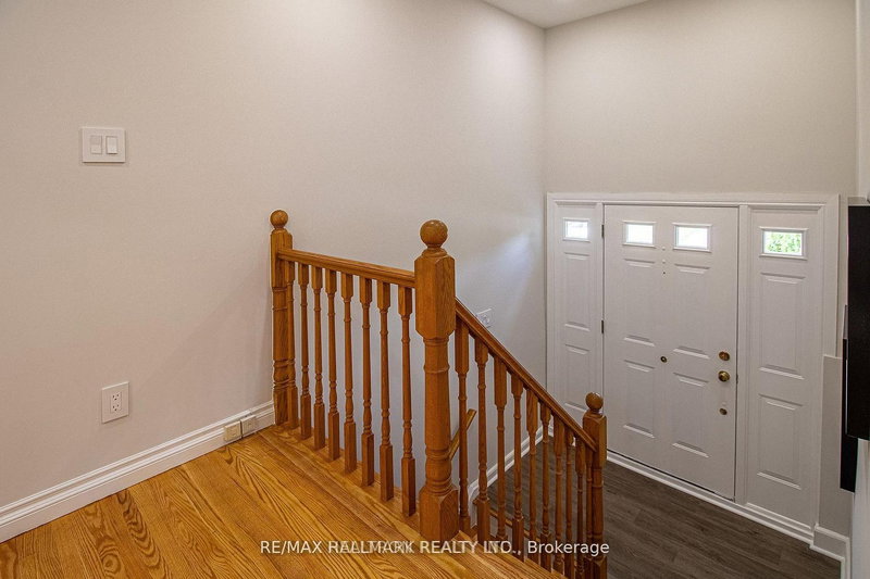 978 Wildwood Dr, Newmarket, L3Y 2B5 | Image 3