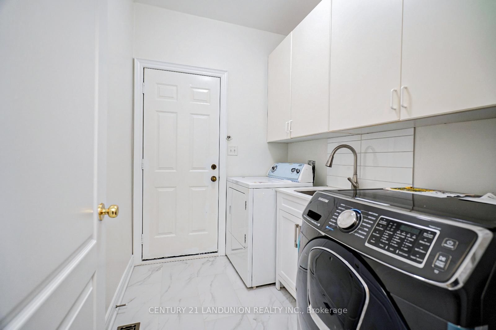 Detached House for sale at 17 Monaco Crescent, Richmond Hill, Ontario, L4S 1X6 - Rouge Woods - MLS: N12942728