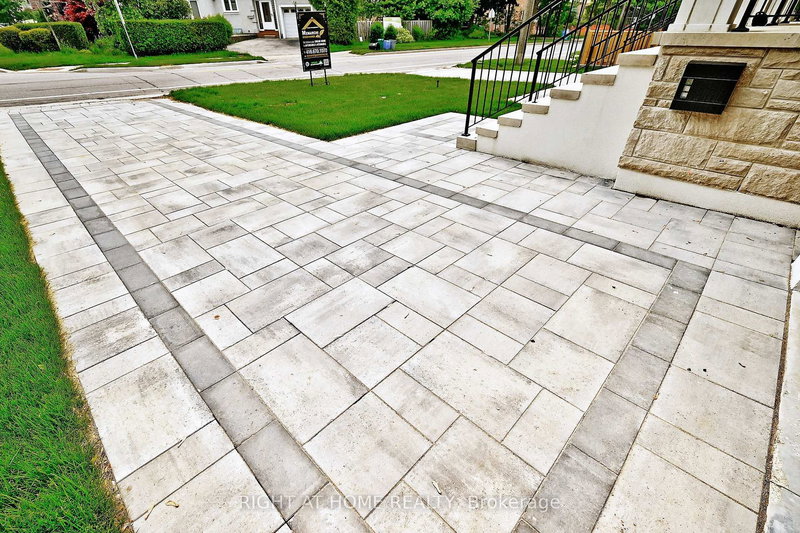 170 Lucas St, Richmond Hill, L4C 4P7 | Image 3