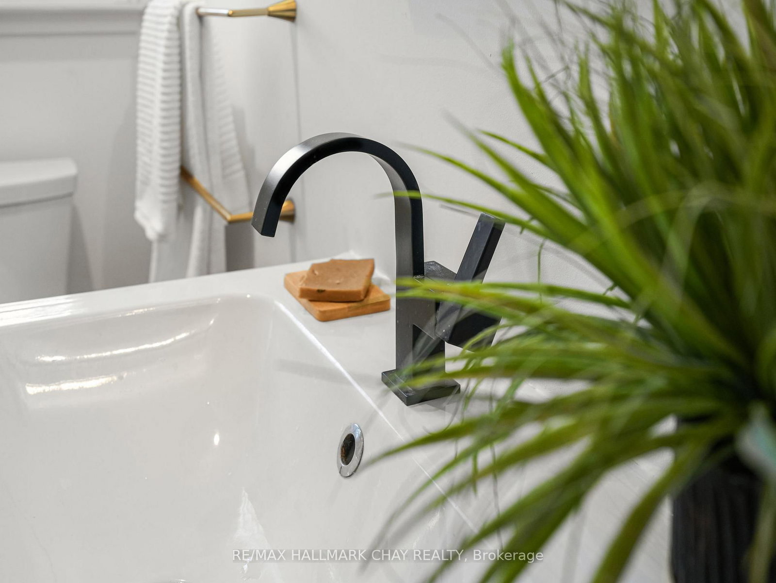 Detached House for sale at 80 Church Street, New Tecumseth, Ontario, L9R 1E4 - Alliston - MLS: N12943998