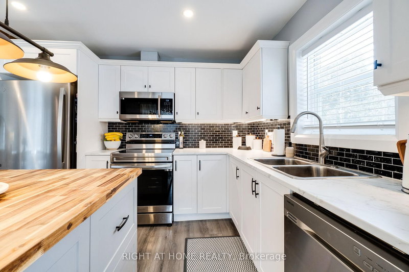 54 Blue Jay Blvd, Georgina, L0E 1N0 | Image 2