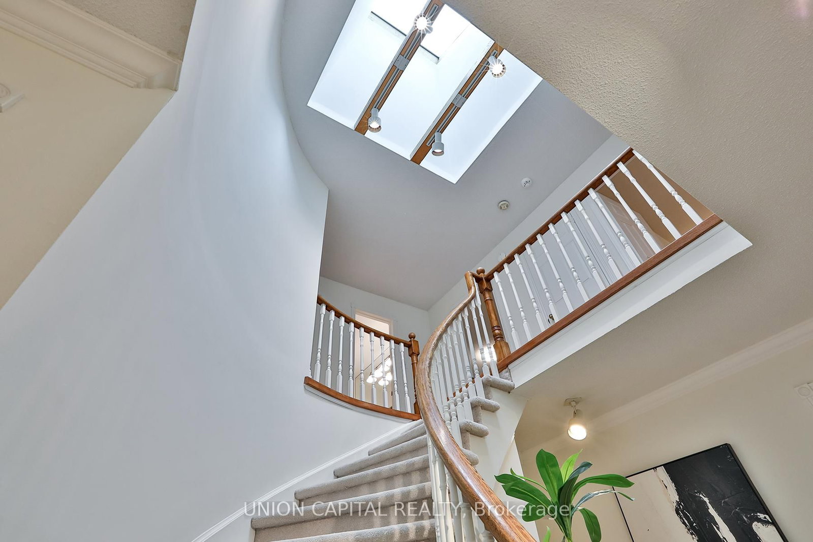 Detached House for sale at 2 Mair Court, Richmond Hill, Ontario, L4C 7S1 - North Richvale - MLS: N12944232