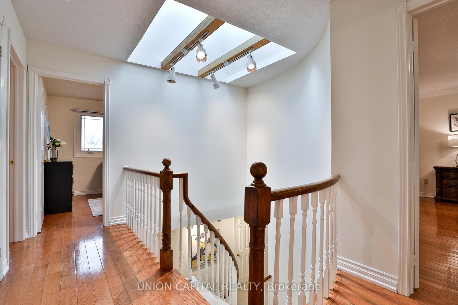 Detached House for sale at 2 Mair Court, Richmond Hill, Ontario, L4C 7S1 - North Richvale - MLS: N12944232