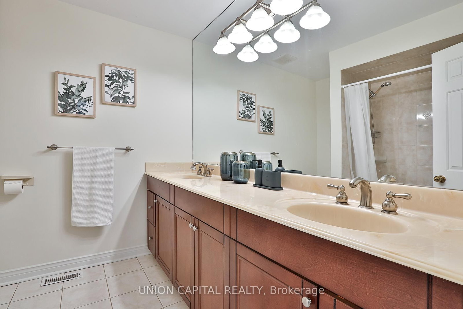 Detached House for sale at 2 Mair Court, Richmond Hill, Ontario, L4C 7S1 - North Richvale - MLS: N12944232