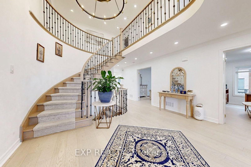 870 Robellino Crt, Newmarket, L3X 1L5 | Image 3