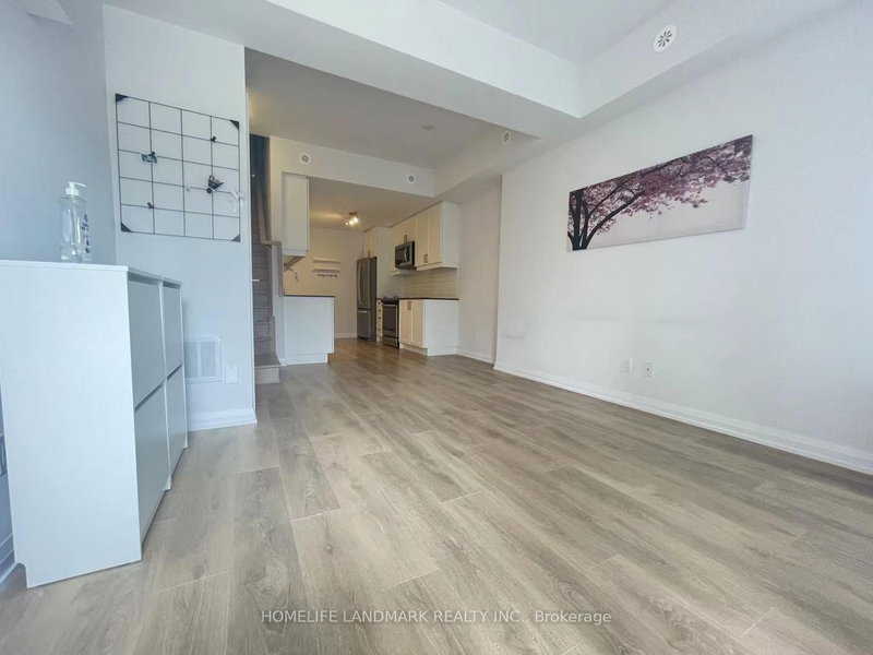 Th 60 - 1060 Portage Pkwy E, Vaughan, L4K 0K3 | Image 2