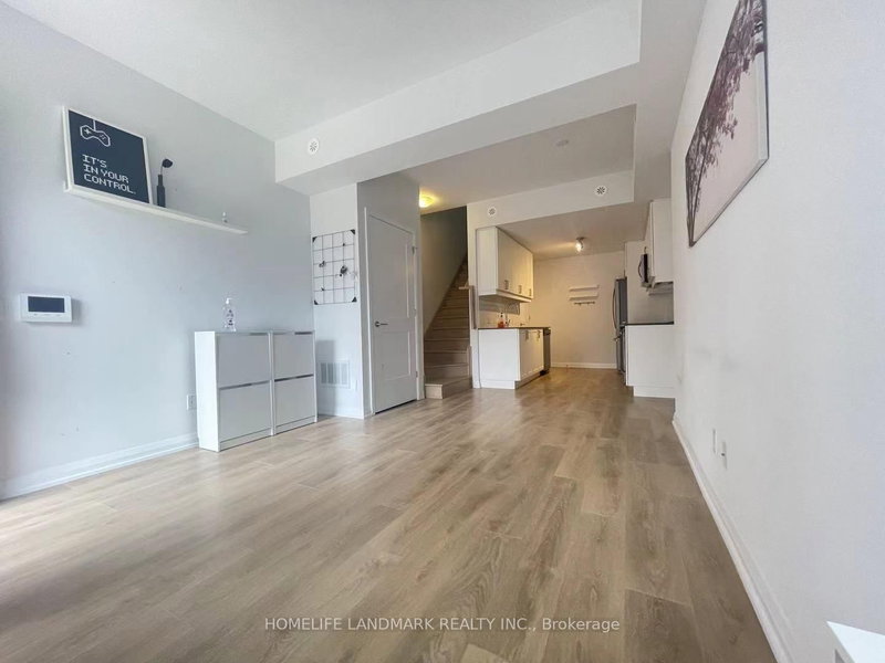 Th 60 - 1060 Portage Pkwy E, Vaughan, L4K 0K3 | Image 3