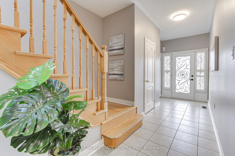 54 Woodbury Cres, Newmarket, L3X 2V5 | Image 3