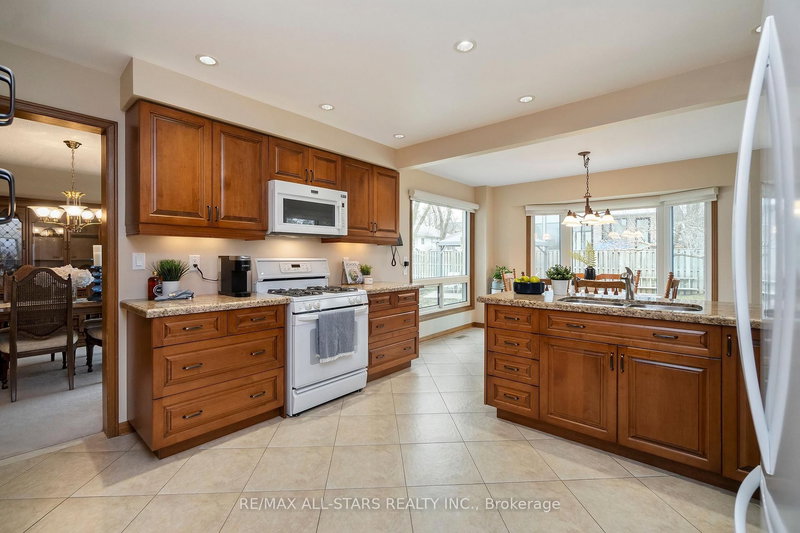 33 Carpenter Crt, Markham, L3P 6W3 | Image 3