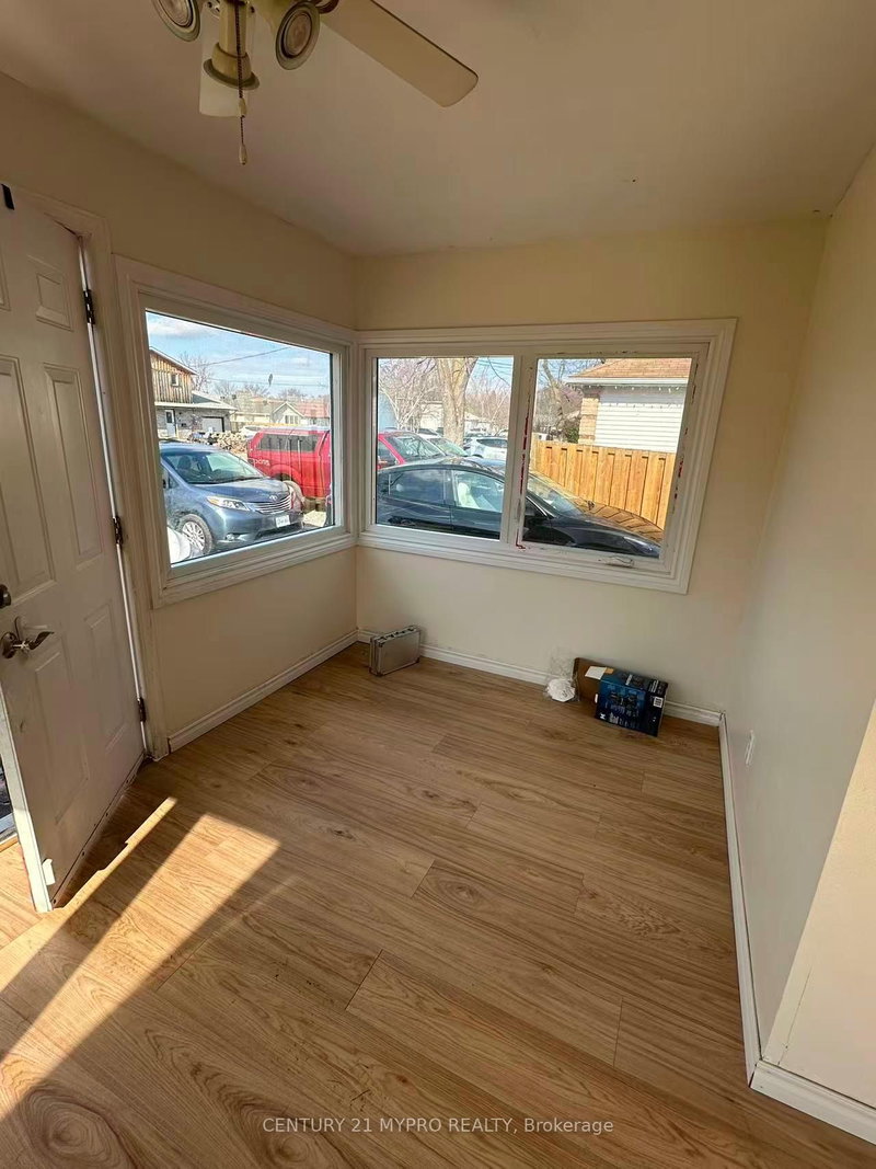 345 Hollywood Dr, Georgina, L4P 3A2 | Image 3