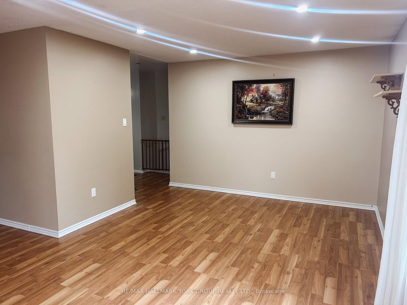 176 Robinson Dr, Newmarket, L3Y 5M5 | Image 2