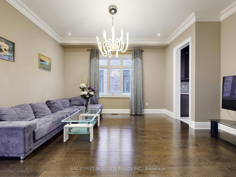 57 Strawbridge Farm Dr, Aurora, L4G 0L2 | Image 2