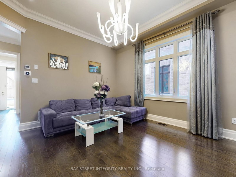 57 Strawbridge Farm Dr, Aurora, L4G 0L2 | Image 3