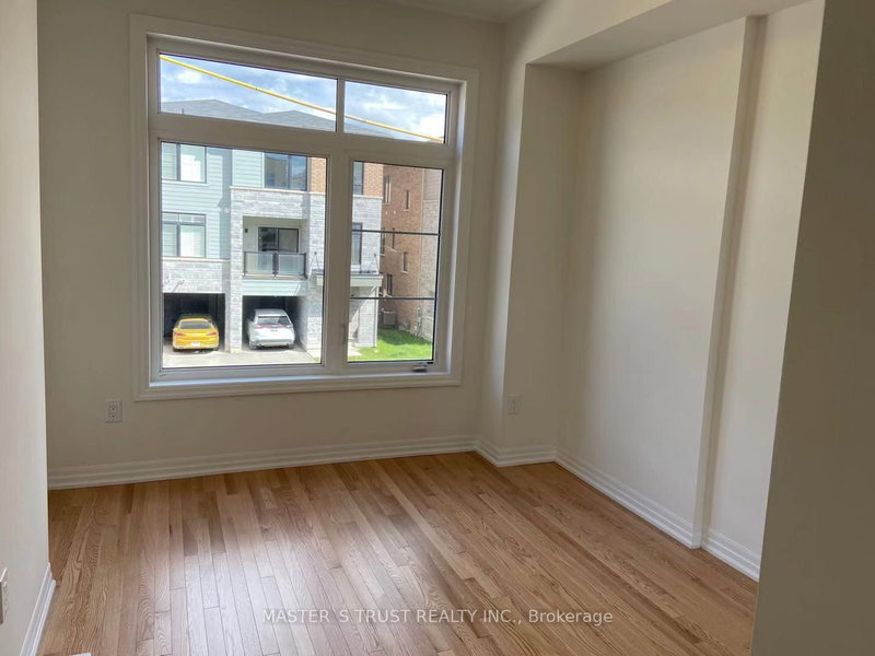 219 Vivant St, Newmarket, L3X 0K7 | Image 3