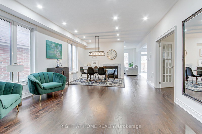 29 Pear Blossom Way, East Gwillimbury, L9N 0T3 | Image 2