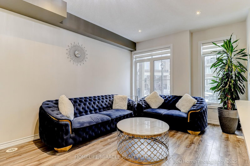 33 - 181 Parktree Dr, Vaughan, L6A 5B1 | Image 3