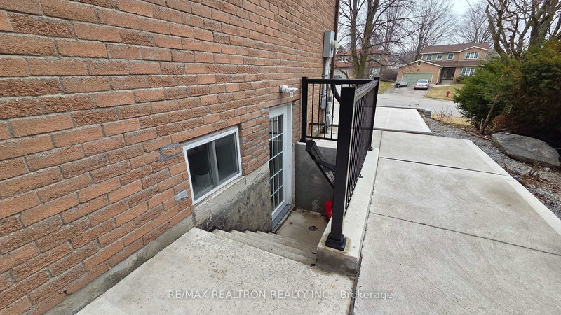 304 Reading Pl, Newmarket, L3Y 6H5 | Image 2