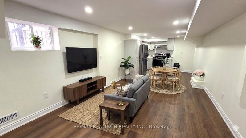 304 Reading Pl, Newmarket, L3Y 6H5 | Image 3