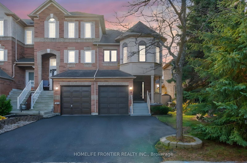 19 Bowler St, Aurora, L4G 7J2 | Image 2