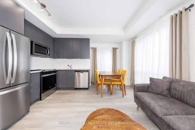 2 - 18 Lytham Green Circ, Newmarket, L3Y 0H4 | Image 2