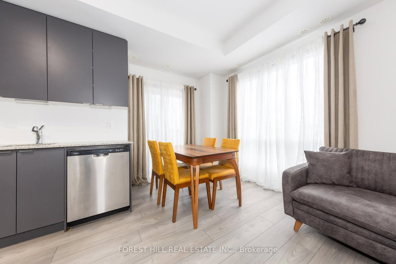 2 - 18 Lytham Green Circ, Newmarket, L3Y 0H4 | Image 3