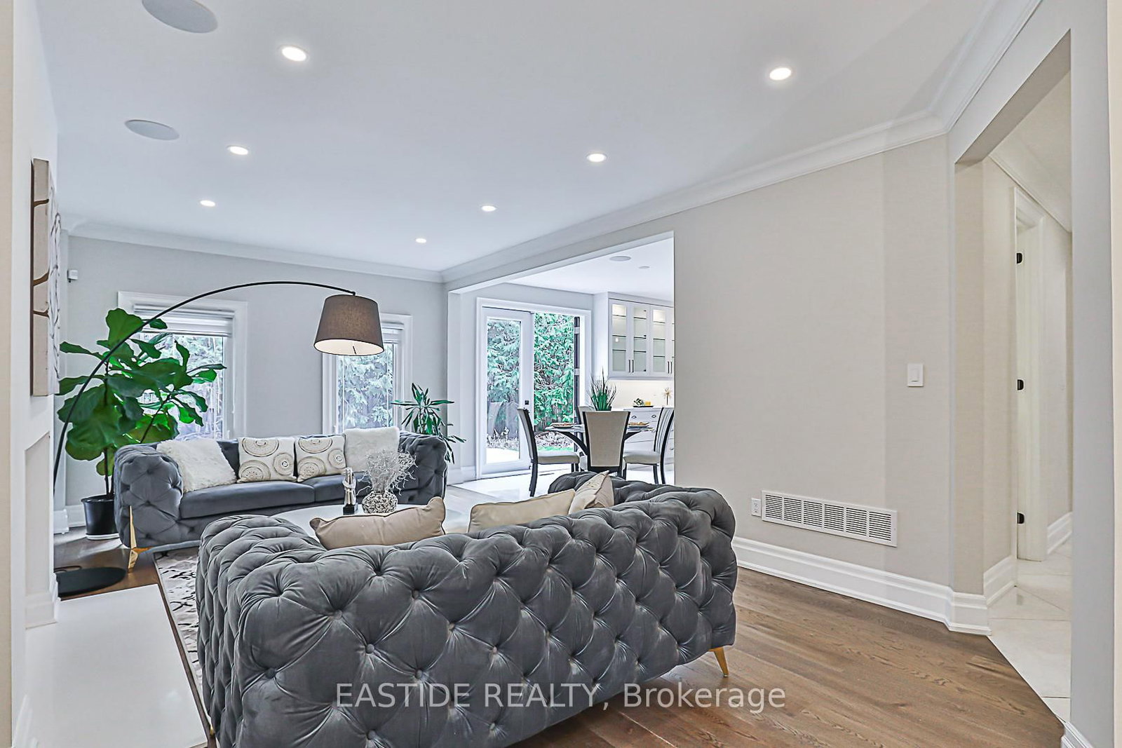 Detached House for sale at 11 Gatcombe Circle, Richmond Hill, Ontario, L4C 9P4 - Mill Pond - MLS: N12950808