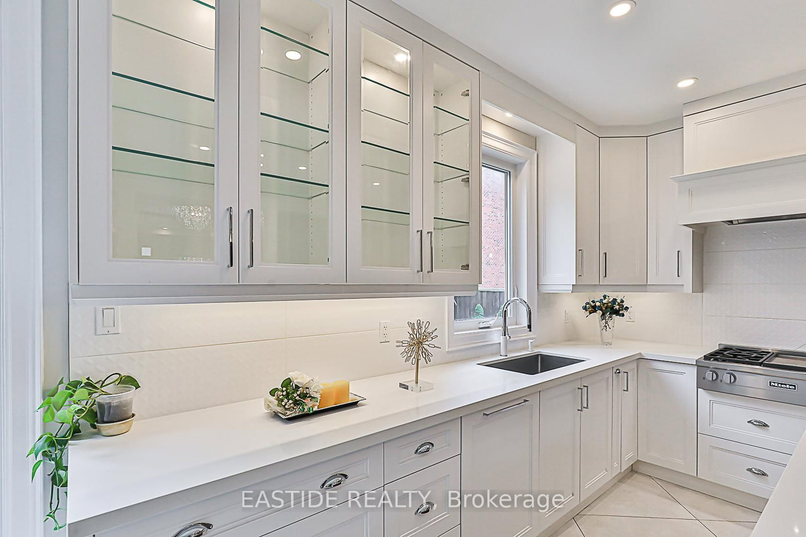 Detached House for sale at 11 Gatcombe Circle, Richmond Hill, Ontario, L4C 9P4 - Mill Pond - MLS: N12950808