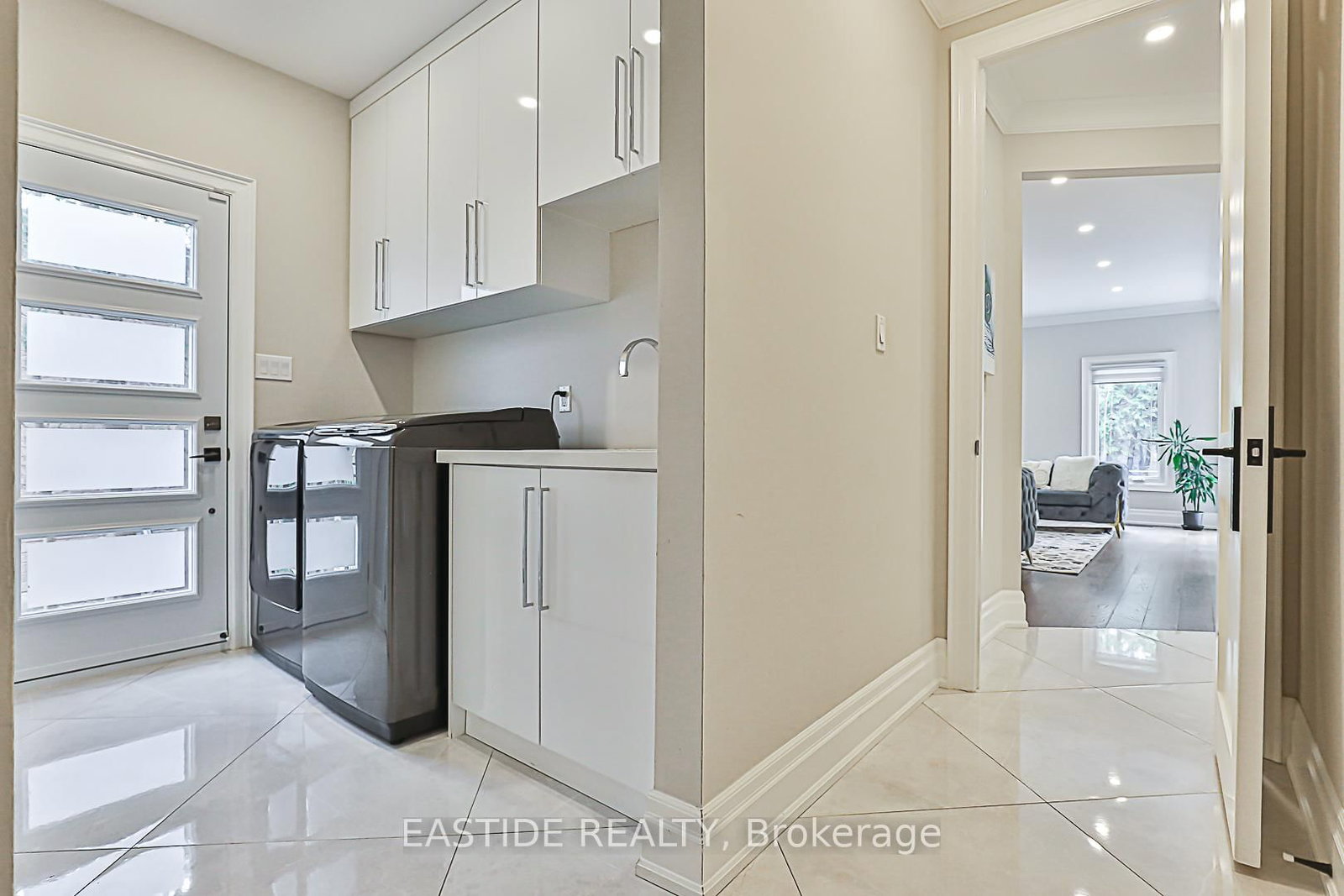 Detached House for sale at 11 Gatcombe Circle, Richmond Hill, Ontario, L4C 9P4 - Mill Pond - MLS: N12950808