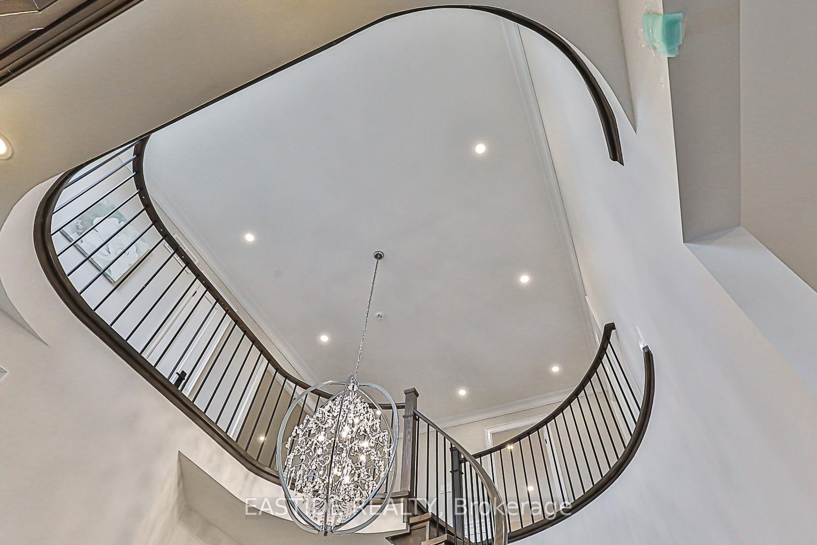 Detached House for sale at 11 Gatcombe Circle, Richmond Hill, Ontario, L4C 9P4 - Mill Pond - MLS: N12950808