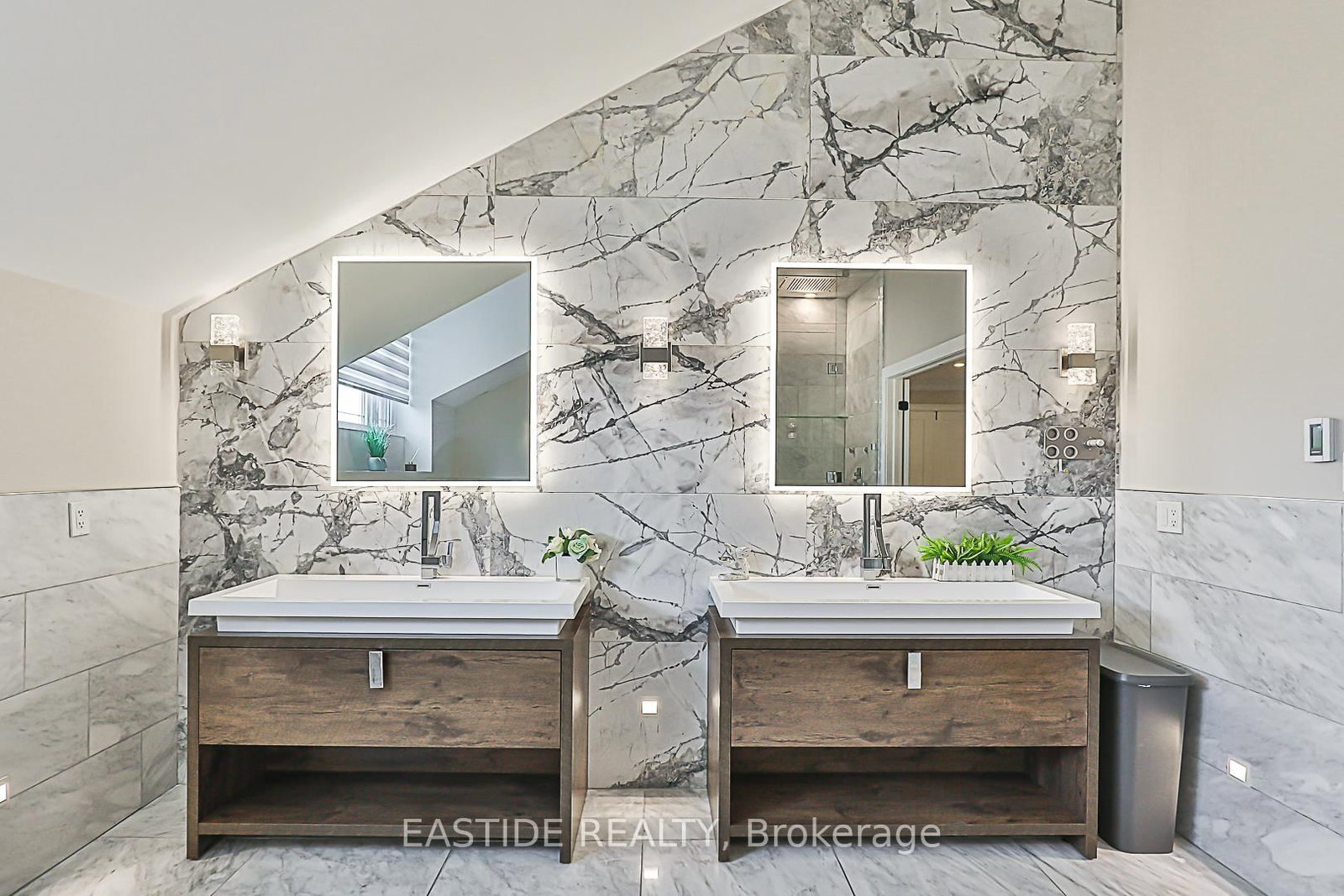 Detached House for sale at 11 Gatcombe Circle, Richmond Hill, Ontario, L4C 9P4 - Mill Pond - MLS: N12950808