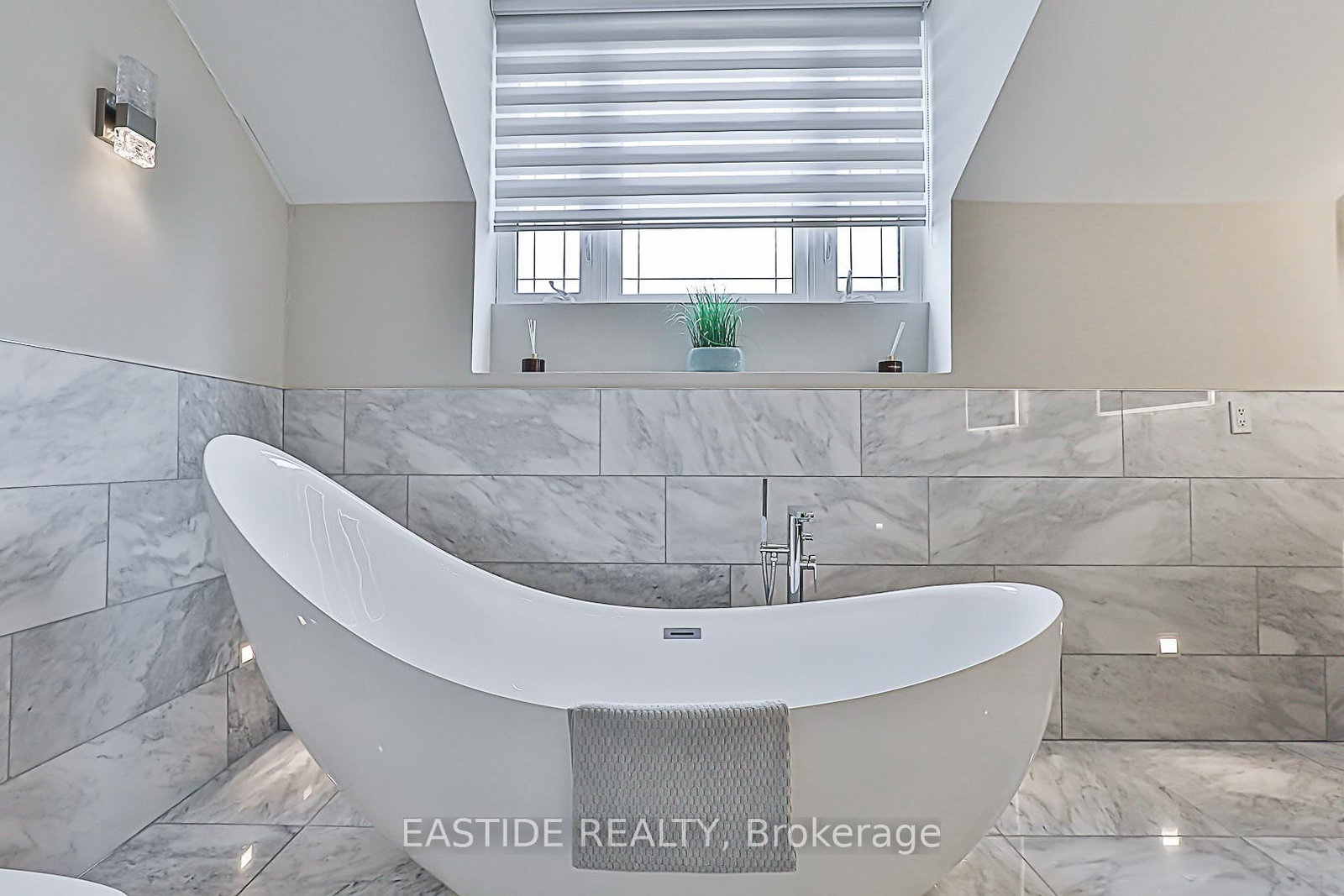 Detached House for sale at 11 Gatcombe Circle, Richmond Hill, Ontario, L4C 9P4 - Mill Pond - MLS: N12950808