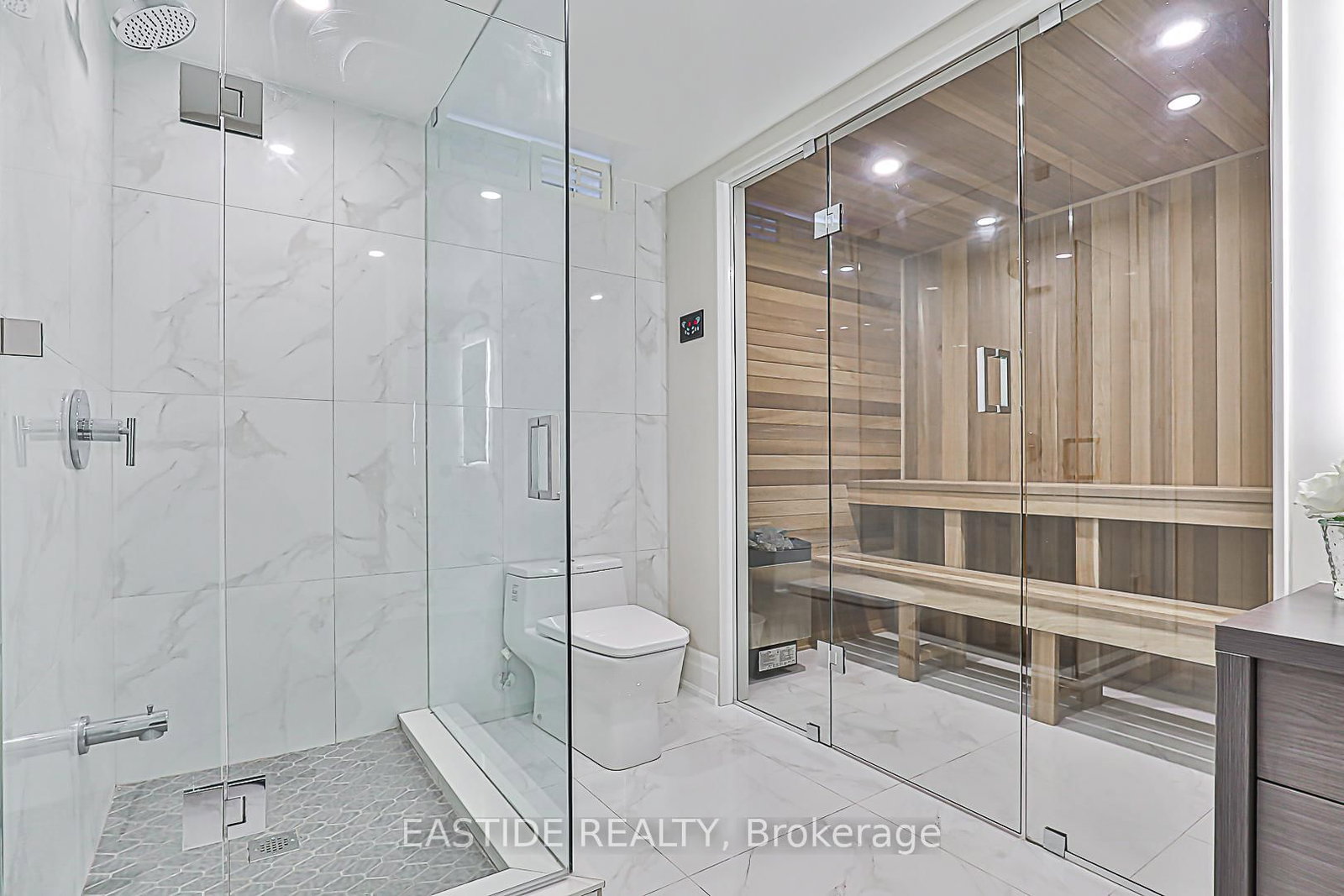 Detached House for sale at 11 Gatcombe Circle, Richmond Hill, Ontario, L4C 9P4 - Mill Pond - MLS: N12950808