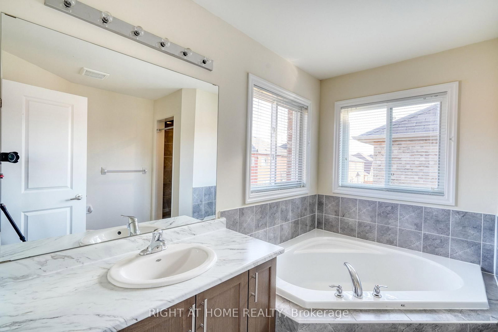 Detached House for sale at 17 Mercury Avenue, Georgina, Ontario, L4P 0H1 - Keswick South - MLS: N12951050