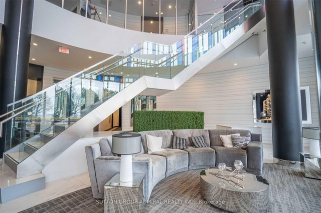 215 - 9471 Yonge Street