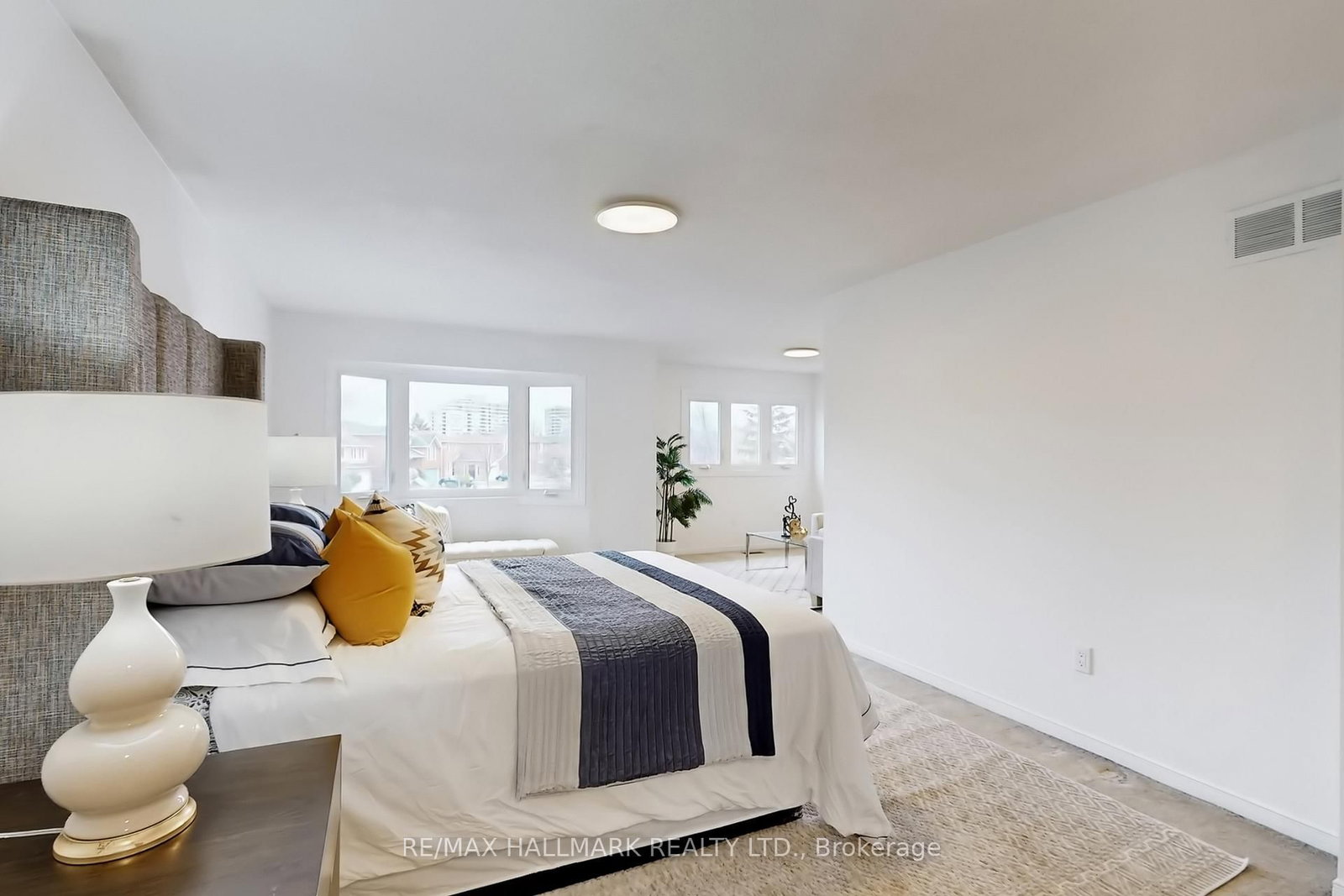 Detached House for sale at 69 Dunbarton Court, Richmond Hill, Ontario, L4C 8E9 - Harding - MLS: N12951676