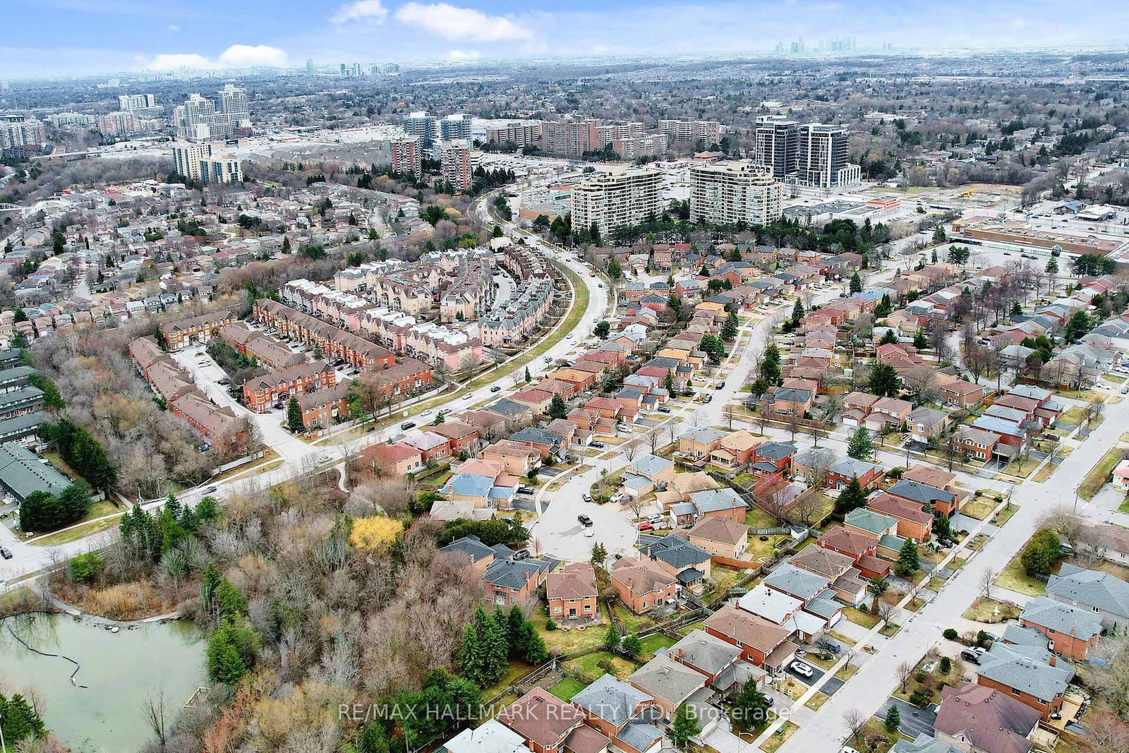 Detached House for sale at 69 Dunbarton Court, Richmond Hill, Ontario, L4C 8E9 - Harding - MLS: N12951676