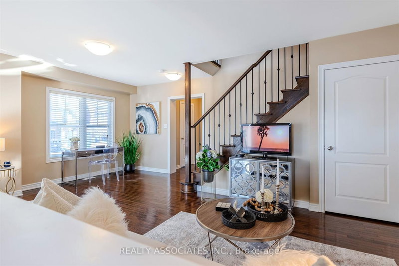 19 Bearings Ave, Whitchurch-Stouffville, L4A 0W6 | Image 2