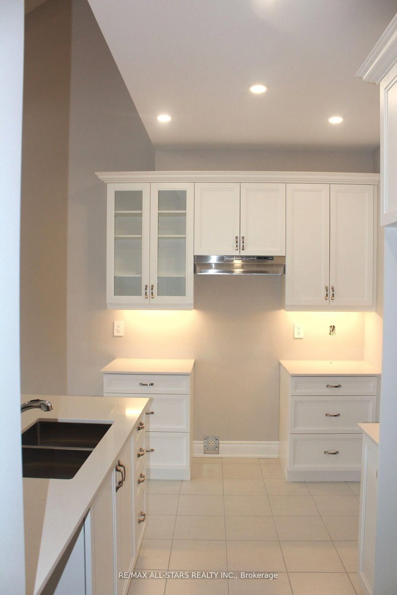 18 Schortinghuis St, Georgina, L0E 1R0 | Image 2