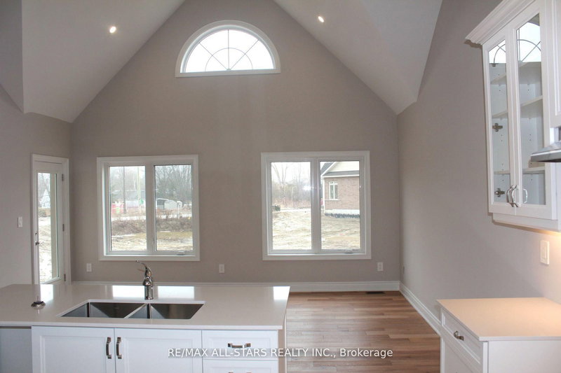 18 Schortinghuis St, Georgina, L0E 1R0 | Image 3