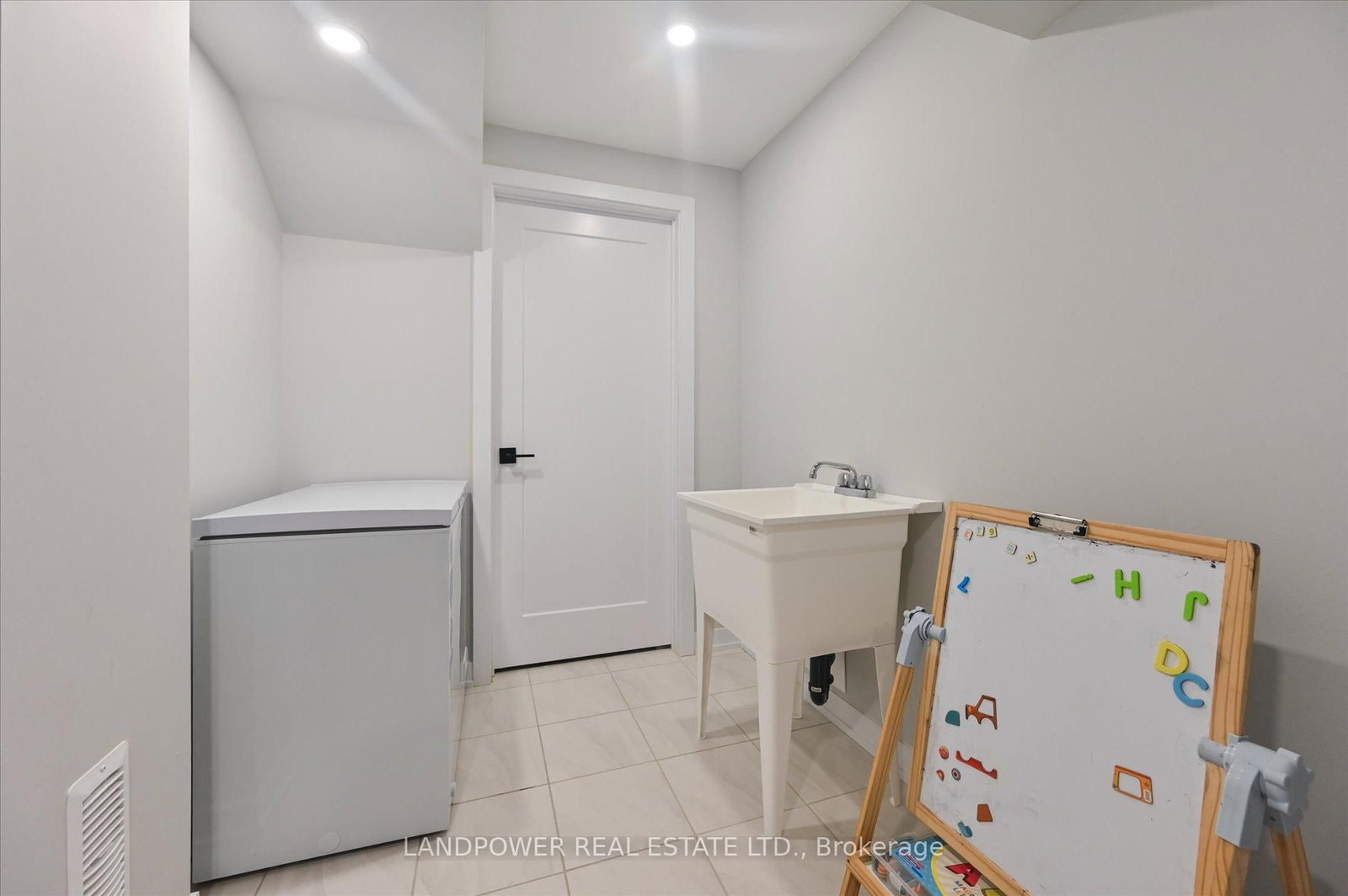 Townhouse for sale at 32 Harvey Bunker Crescent, Markham, Ontario, L6C 3K3 - Angus Glen - MLS: N12954918