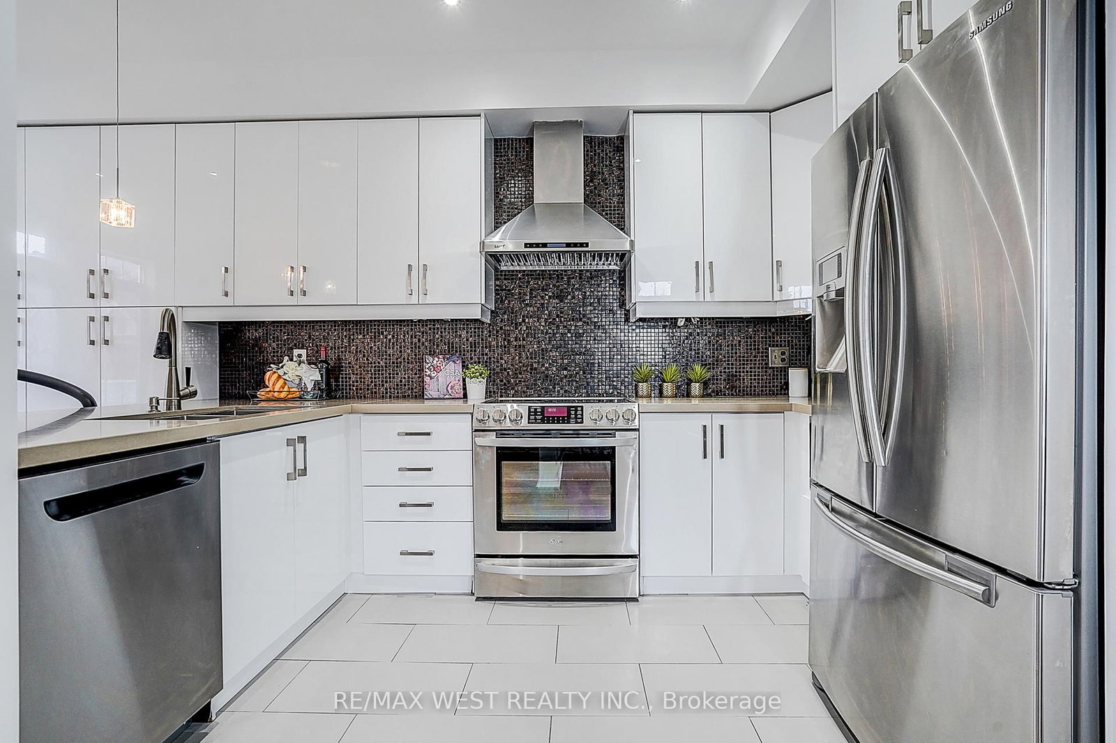 Townhouse for sale at 11 Dancers Drive, Markham, Ontario, L6C 2C4 - Angus Glen - MLS: N12955452