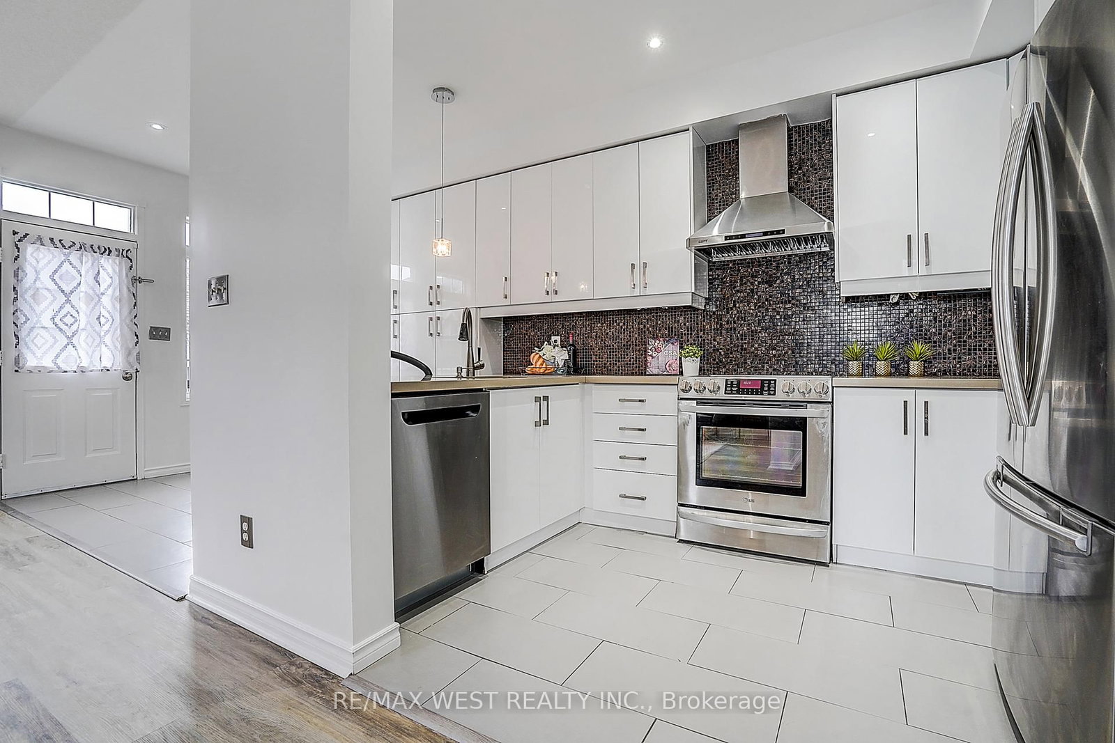 Townhouse for sale at 11 Dancers Drive, Markham, Ontario, L6C 2C4 - Angus Glen - MLS: N12955452