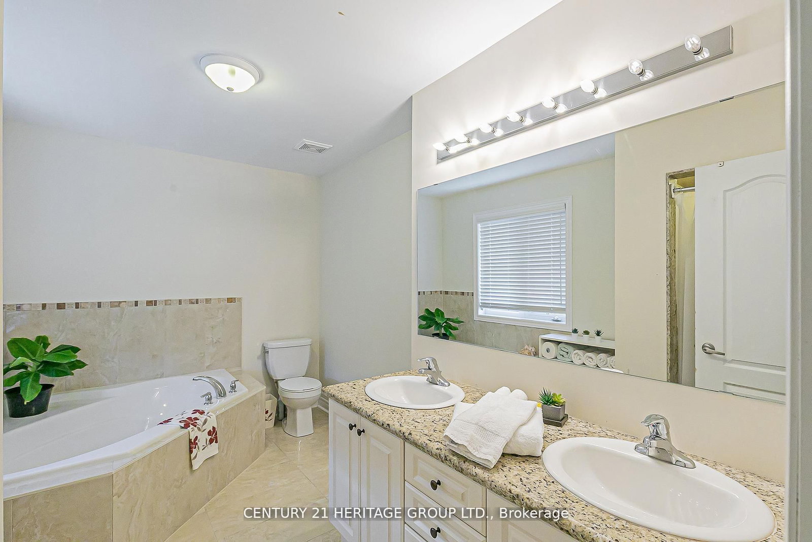 Detached House for sale at 44 Madison Avenue, Richmond Hill, Ontario, L4E 2Z6 - Oak Ridges - MLS: N12955828