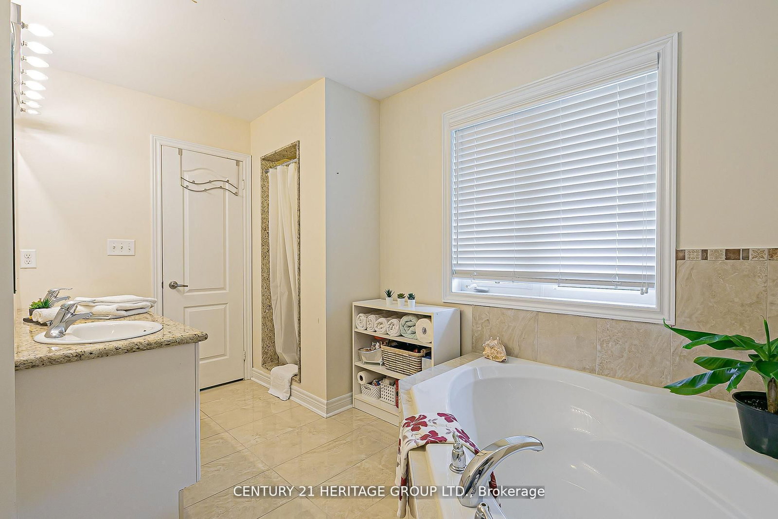 Detached House for sale at 44 Madison Avenue, Richmond Hill, Ontario, L4E 2Z6 - Oak Ridges - MLS: N12955828