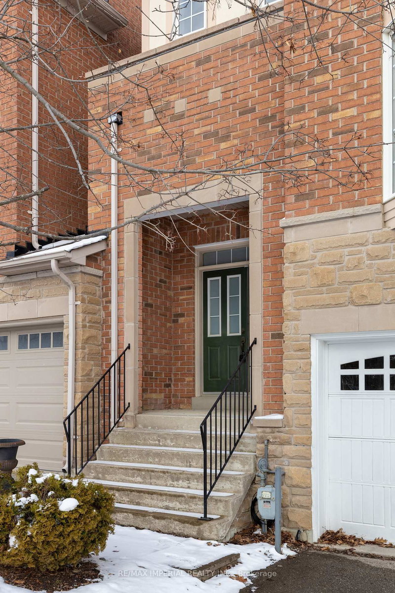 16 Carriage House Crt, Richmond Hill, L4E 4V3 | Image 2