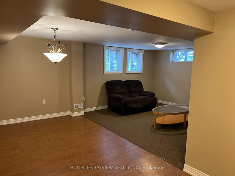 85 Child(Lower) Dr, Aurora, L4G 1Y8 | Image 2