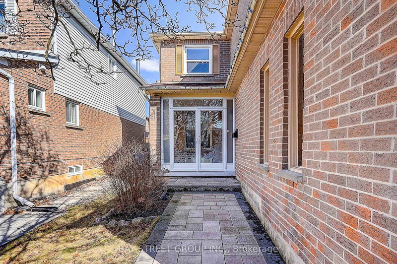 43 Bluesky Cres, Richmond Hill, L4C 8J2 | Image 3