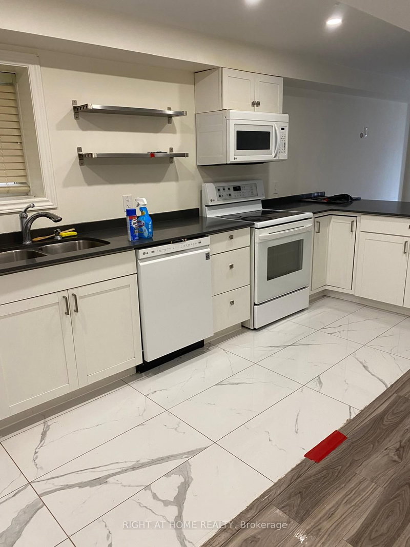 Lower - 45 Paper Mills Cres, Richmond Hill, L4E 0V5 | Image 3